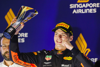 Le deuxième, Max Verstappen, Red Bull Racing, soulève son trophée