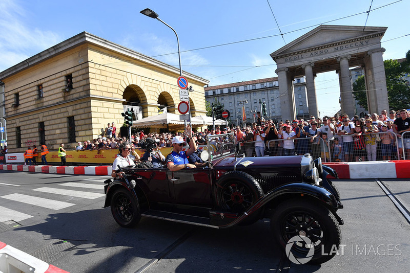 Pierre Gasly, Scuderia Toro Rosso Toro Rosso in vintage car