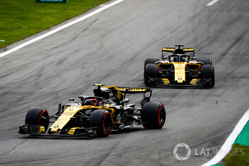 Carlos Sainz Jr., Renault Sport F1 Team RS 18, leads Nico Hulkenberg, Renault Sport F1 Team RS 18