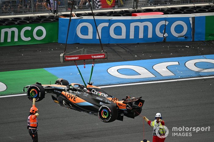 Los comisarios retiran el coche dañado de Oscar Piastri, McLaren MCL60