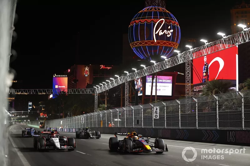 Max Verstappen, Red Bull Racing RB19, Yuki Tsunoda, AlphaTauri AT04, Zhou Guanyu, Alfa Romeo C43