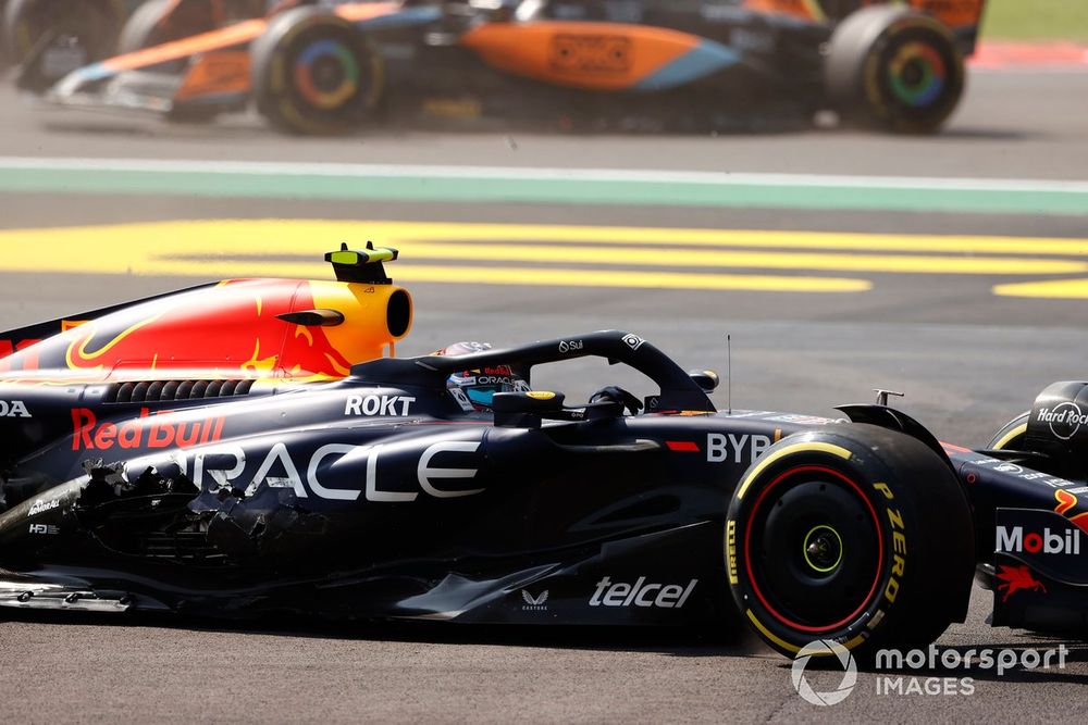 Los daños en el sidepod derecho del RB19 de Sergio Pérez tras el incidente en la primera curva del GP de México.
