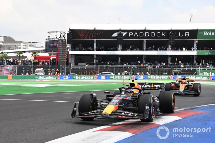 Sergio Pérez, Red Bull Racing RB19, Oscar Piastri, McLaren MCL60