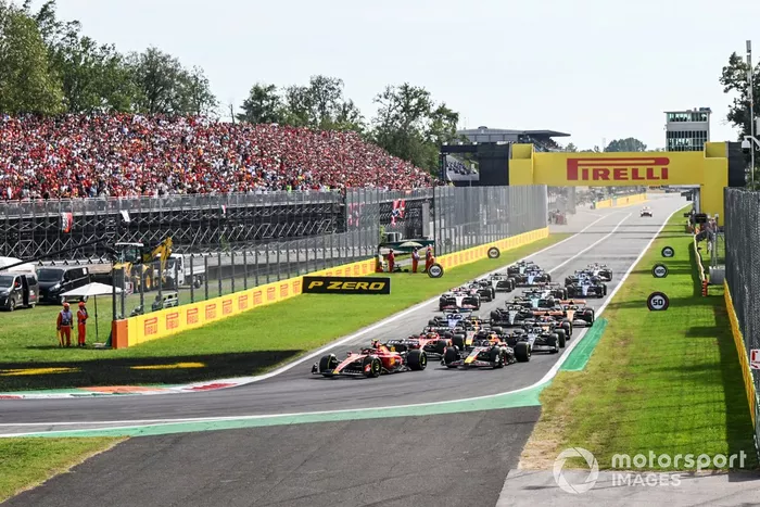 Carlos Sainz, Ferrari SF-23, Max Verstappen, Red Bull Racing RB19, Charles Leclerc, Ferrari SF-23, George Russell, Mercedes F1 W14, el resto de la parrilla en la salida.
