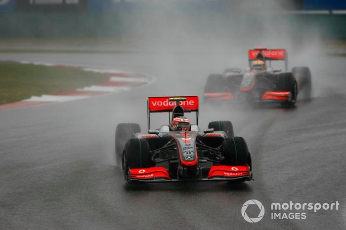 Heikki Kovalainen, McLaren MP4-24, devance Lewis Hamilton, McLaren MP4-24