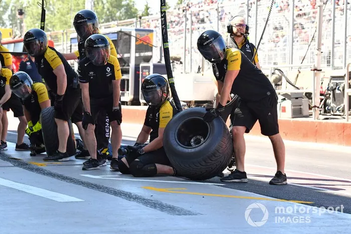 El equipo de boxes de Renault se prepara para una parada durante los entrenamientos