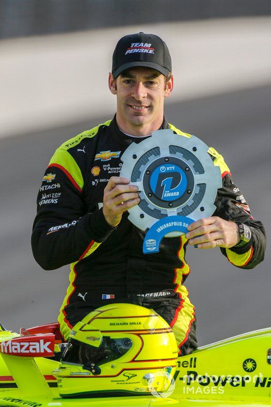 El ganador del premio NTT P1 y de la pole Simon Pagenaud, el equipo Penske Chevrolet posa para las fotos de la primera fila