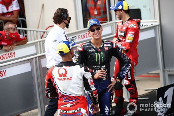 Ganador de la pole Jorge Martín, Pramac Racing, segundo puesto Fabio Quartararo, Yamaha Factory Racing