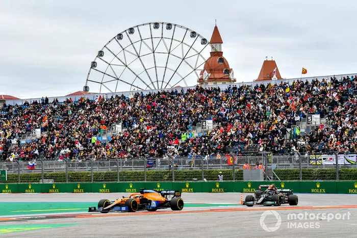 Daniel Ricciardo, McLaren MCL35M, Lewis Hamilton, Mercedes W12
