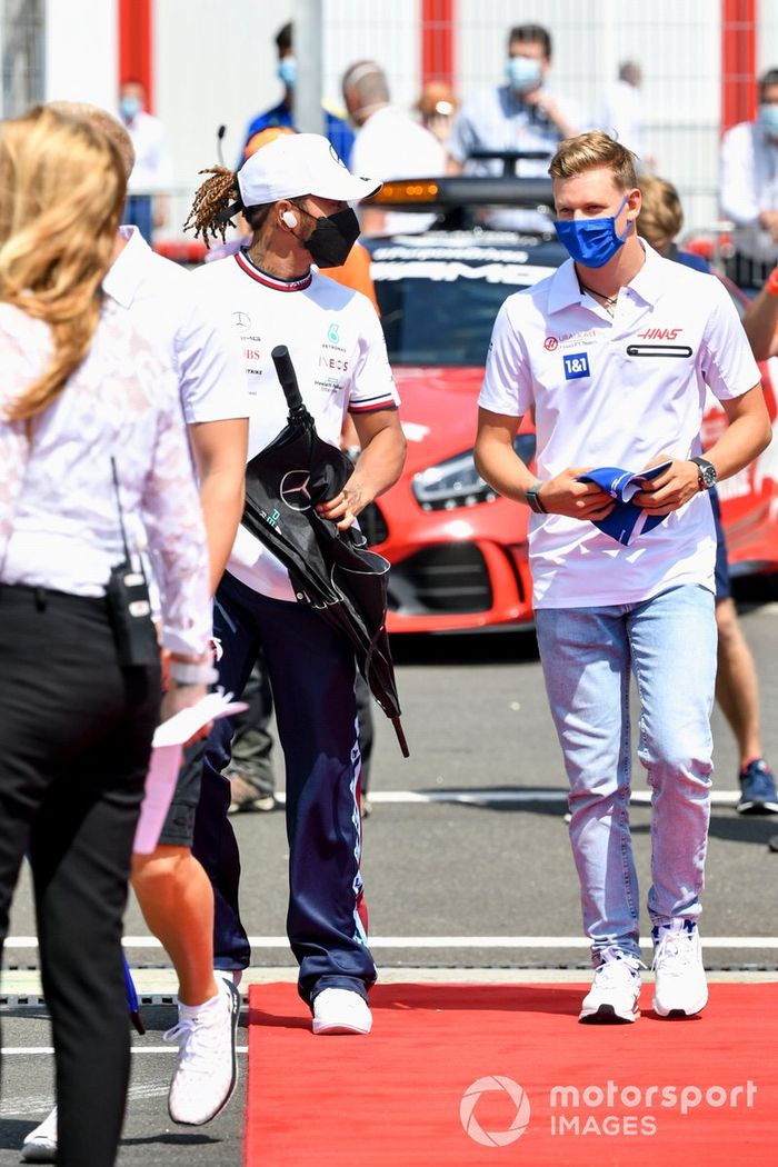 Lewis Hamilton, Mercedes, Mick Schumacher, Haas F1 en el desfile de pilotos