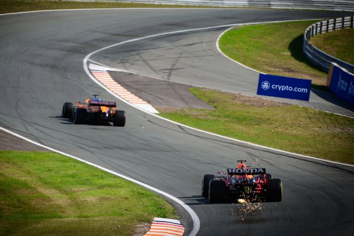 Daniel Ricciardo, McLaren MCL35M, Max Verstappen, Red Bull Racing RB16B