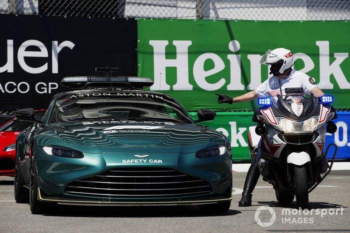 Un policía con el Safety Car en Mónaco