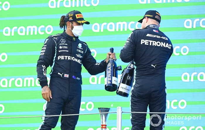 Podio: ganador de la carrera Lewis Hamilton, Mercedes, tercer lugar Valtteri Bottas, Mercedes