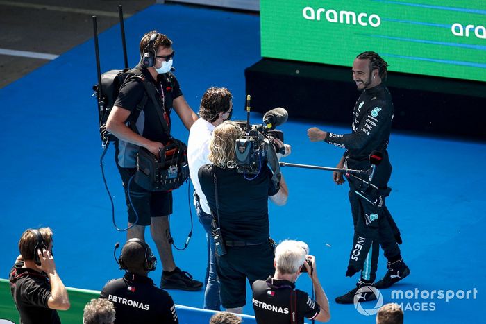 Lewis Hamilton, de Mercedes, es entrevistado por Paul de la Rosa tras conseguir su pole número 100 en la F1
