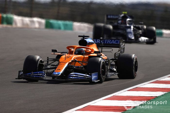 Daniel Ricciardo, McLaren MCL35M, Pierre Gasly, AlphaTauri AT02