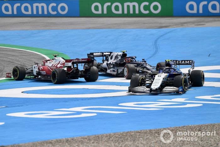 Pierre Gasly, AlphaTauri AT02, Antonio Giovinazzi, Alfa Romeo Racing C41, y Nicholas Latifi, Williams FW43B se tocan en la primera vuelta