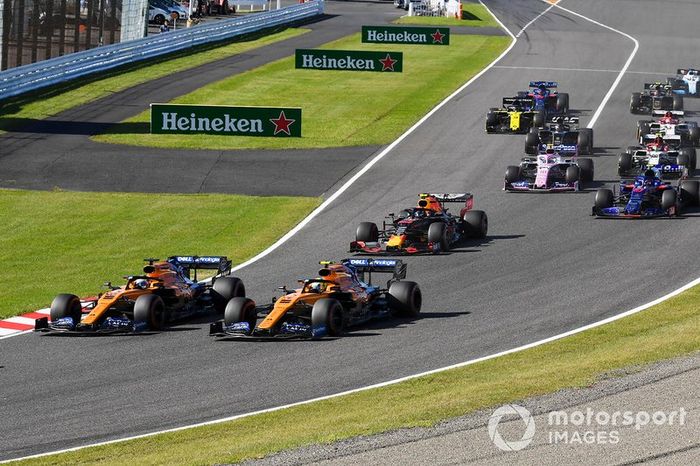 Lewis Hamilton, Mercedes AMG F1 W10, Carlos Sainz Jr., McLaren MCL34, Lando Norris, McLaren MCL34, Alex Albon, Red Bull RB15, Pierre Gasly, Toro Rosso STR14, en la primera curva