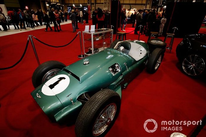 Un Aston Martin expuesto en el Autosport show