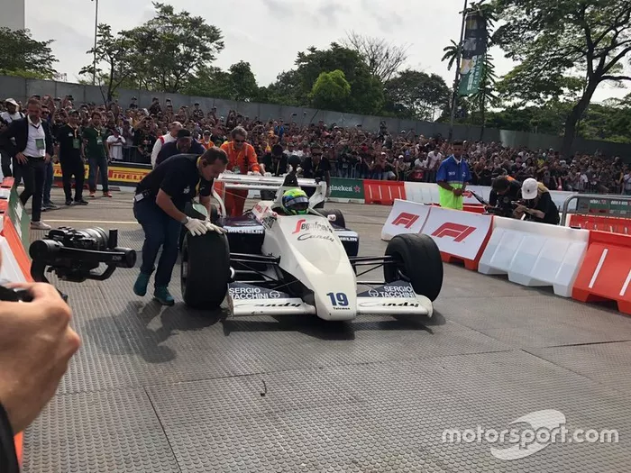 Massa al volante del Toleman de 1984 en el tributo a Senna