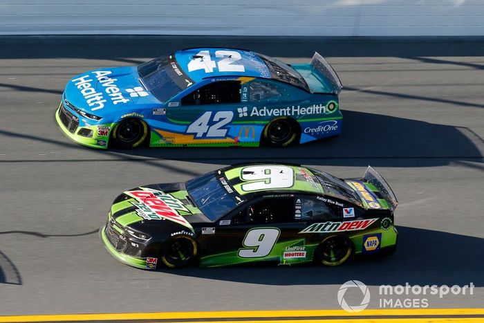 Chase Elliott, Hendrick Motorsports, Chevrolet Camaro Mountain Dew Zero Sugar and Kyle Larson, Chip Ganassi Racing, Chevrolet Camaro AdventHealth