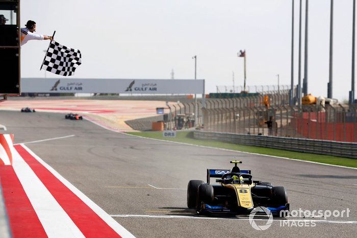 Luca Ghiotto, UNI VIRTUOSI, con la bandera a cuadros