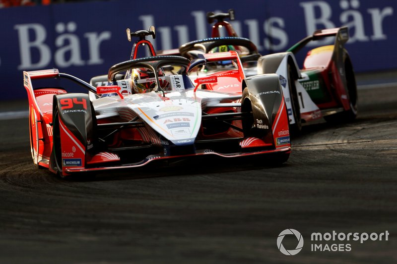 Pascal Wehrlein, Mahindra Racing, M5 Electro precede Lucas Di Grassi, Audi Sport ABT Schaeffler, Audi e-tron FE05, entrambi in Attack Mode