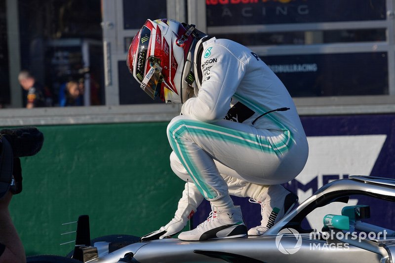 Lewis Hamilton, Mercedes AMG F1, sur sa voiture après sa pole position