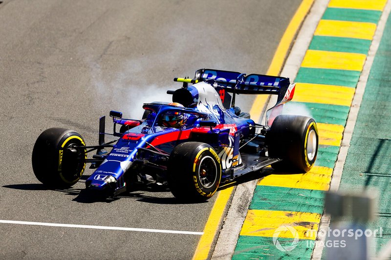 Alexander Albon, Toro Rosso STR14, après sa sortie de piste