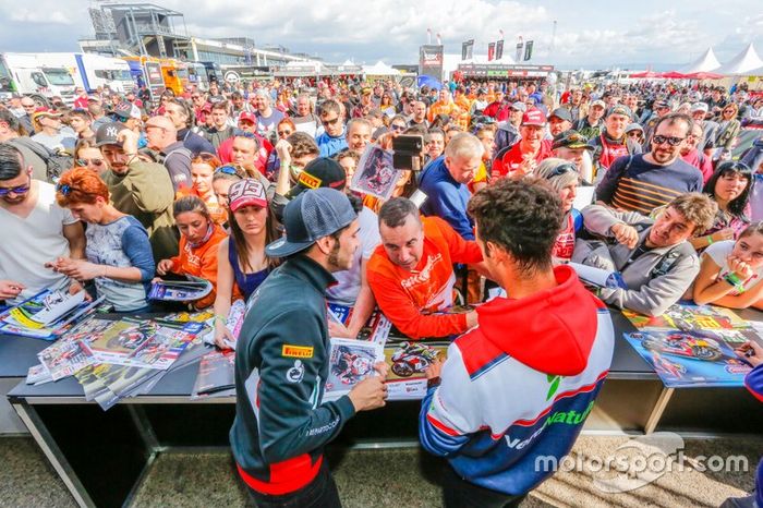 Motorland WorldSBK ambiente Pit Walk y paddock