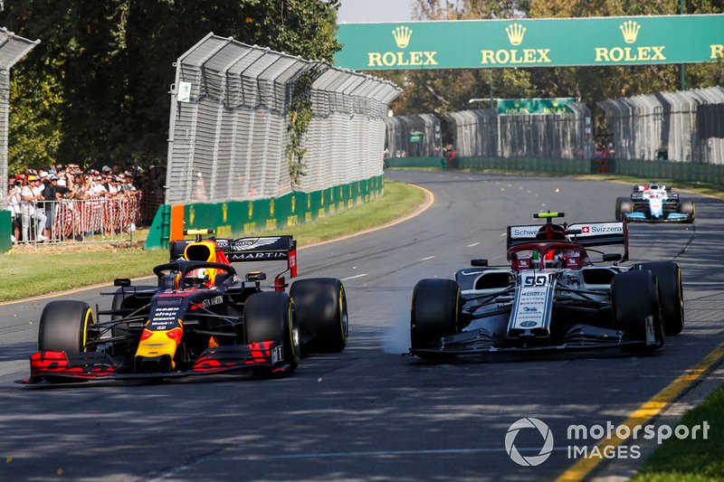 Пьер Гасли, Red Bull Racing RB15, борется с Антонио Джовинацци, Alfa Romeo Racing C38