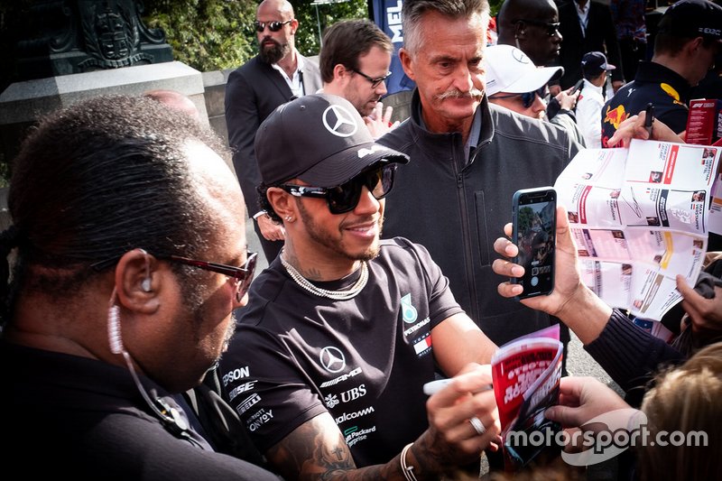 Lewis Hamilton, Mercedes AMG F1, firma autografi ai tifosi