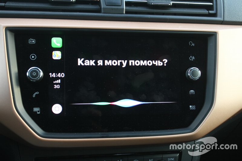 SEAT Ibiza не підтримує голосовий зв’язок, у випадку якщо ви обрали для системи автомобіля українську мову. Але не поспішайте кидати у Ibiza каміння, поки це притаманно усім автомобілям. У цьому випадку власники iPhone можуть звернутися до Siri та за допомогою голосових команд подзвонити…