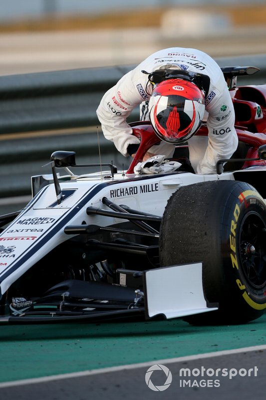 Кімі Райкконен, Alfa Romeo Racing, зупинився на трасі