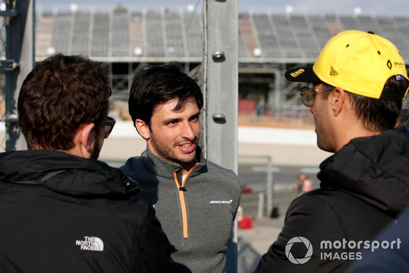 Carlos Sainz Jr., McLaren and Daniel Ricciardo, Renault F1 Team trackside