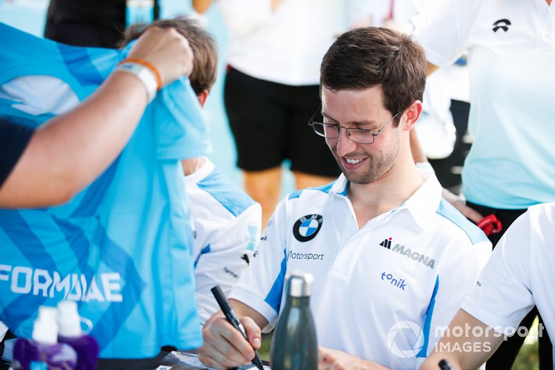 Alexander Sims, BMW I Andretti Motorsports signs autographs