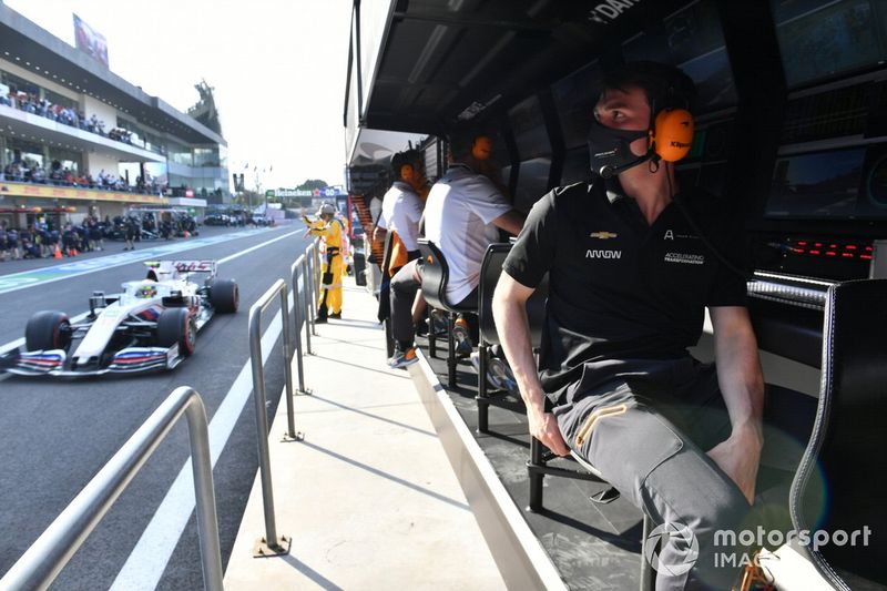 El piloto de Arrow McLaren SP Pato O'Ward en el muro de boxes de McLaren