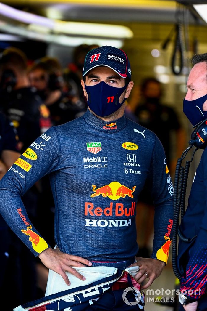 Sergio Pérez, Red Bull Racing, con Christian Horner, director de equipo, Red Bull Racing
