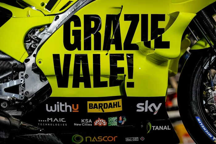 Decoración especial de la moto del Sky Racing Team VR46 en homenaje a Valentino Rossi