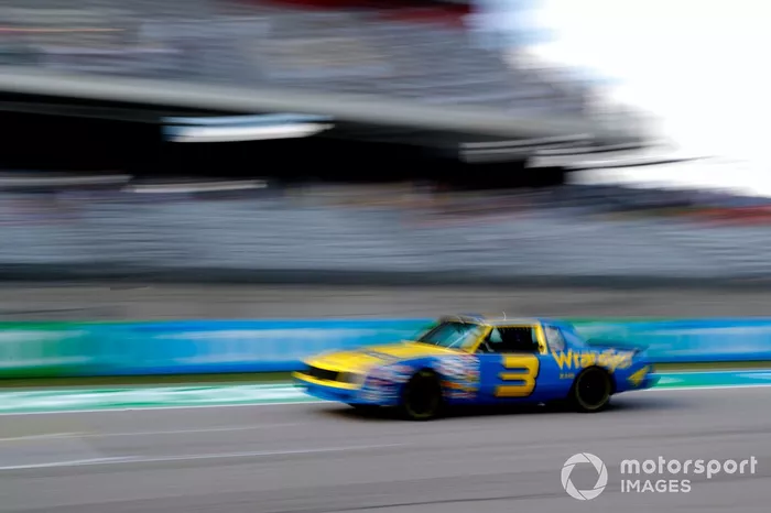 Daniel Ricciardo, McLaren, en el coche de Dale Earnhardt Wrangler Chevrolet Monte Carlo NASCAR de 1984
