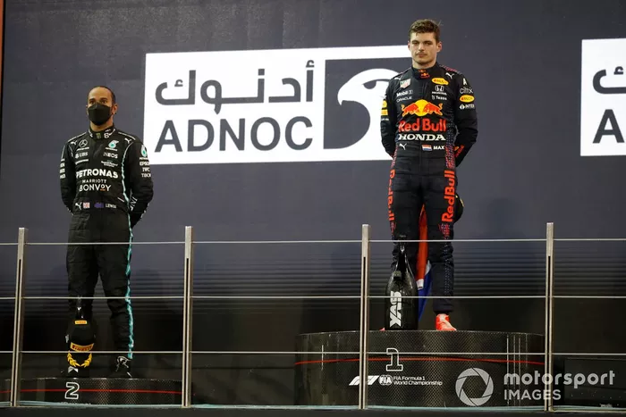 Podio: segundo lugar Lewis Hamilton, Mercedes, ganador y campeón Max Verstappen, Red Bull Racing