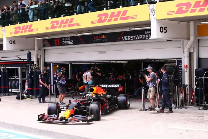 Max Verstappen, Red Bull Racing RB16B, sale del garaje