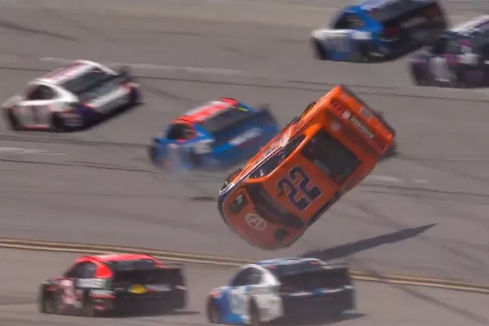 Joey Logano, Team Penske, Ford Mustang crash