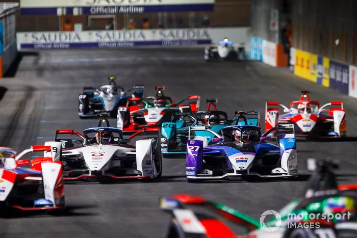 Pascal Wehrlein, Tag Heuer Porsche, Porsche 99X Electric, pelea con Jake Dennis, BMW I Andretti Motorsport, BMW iFE.21, por delante de Mitch Evans, Panasonic Jaguar Racing, Jaguar I-Type 5, Alex Lynn, Mahindra Racing, M7Electro, y Rene Rast, Audi Sport ABT