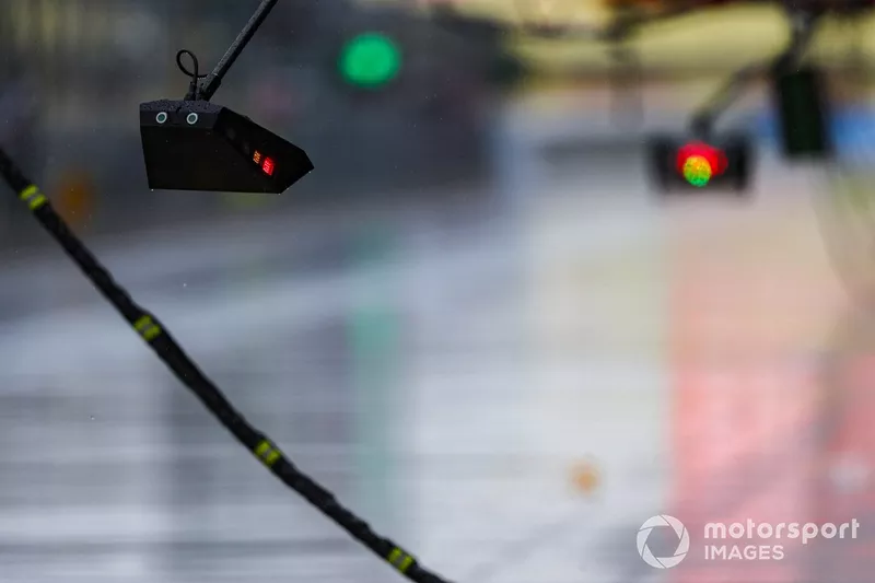 El pitlane con lluvia