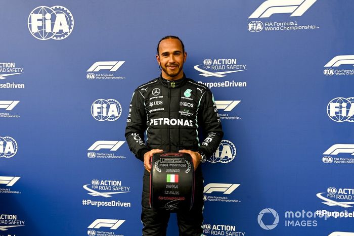Ganador de la pole Lewis Hamilton, Mercedes, con el premio Pirelli Pole Position