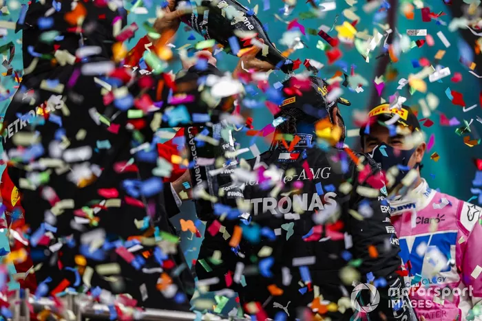 Podio: ganador y campeón del mundo Lewis Hamilton, Mercedes-AMG F1, segundo lugar Sergio Pérez, Racing Point, y tercer lugar Sebastián Vettel, Ferrari