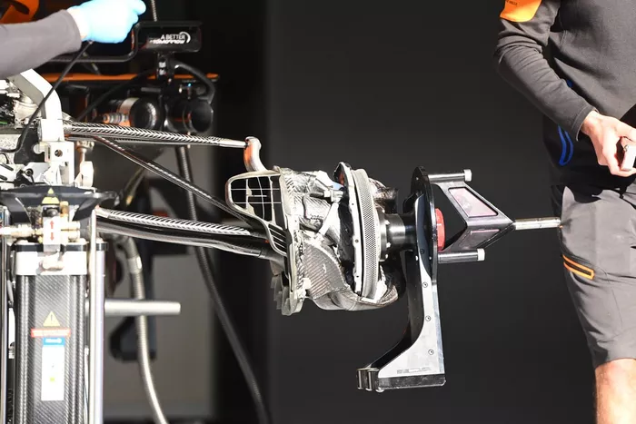 McLaren MCL35 ön fren detay