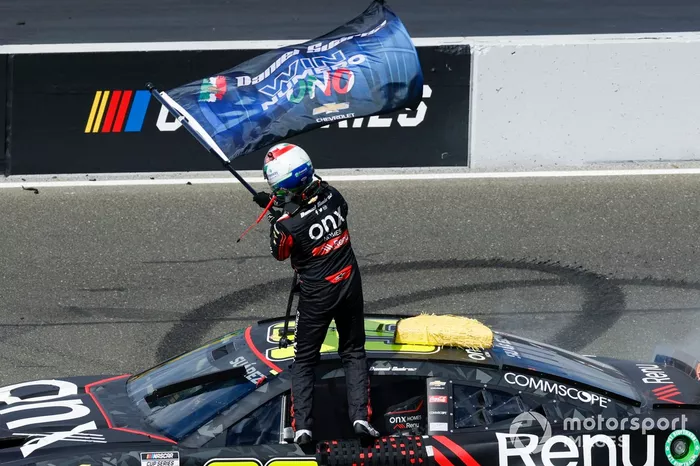 Daniel Suárez, TrackHouse Racing, Onx Homes / Renu Chevrolet Camaro celebra su primera victoria