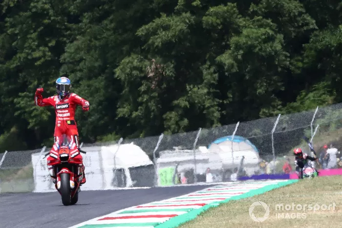 Ganador de la carrera Francesco Bagnaia, equipo Ducati