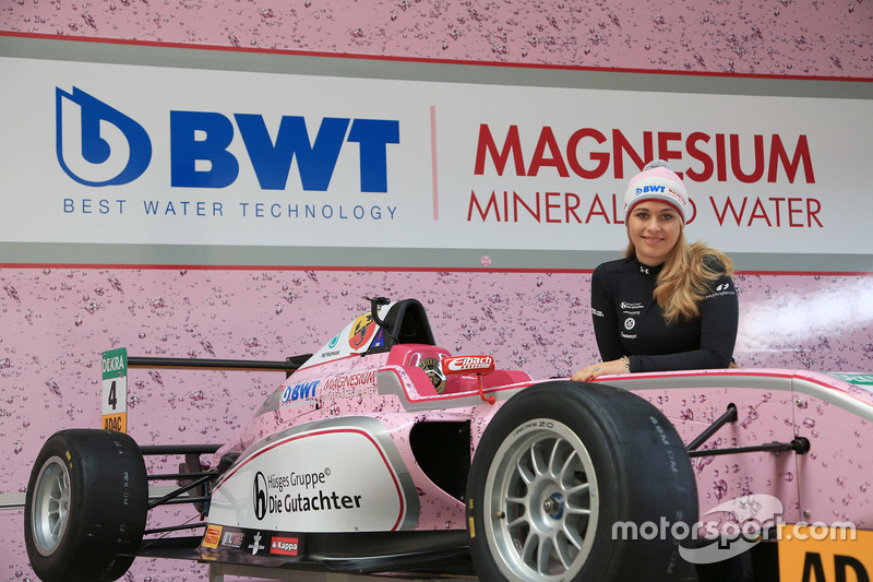 El F4 de Sophia Flörsch de Mücke Motorsport rodó en 2017 en rosa, también por BWT...